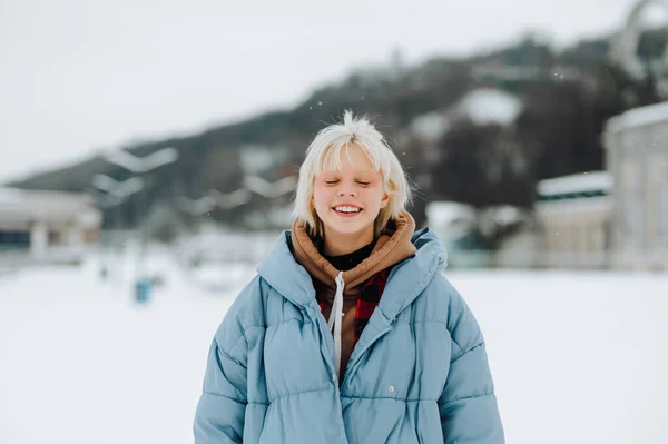 Positiv Tonåring Flicka Med Blont Hår Står Snön Gatan Med — Stockfoto