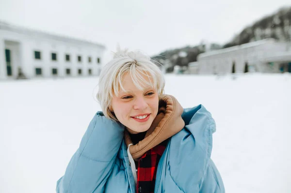 Lycklig Flicka Med Blont Hår Och Varma Kläder Står Snöig — Stockfoto