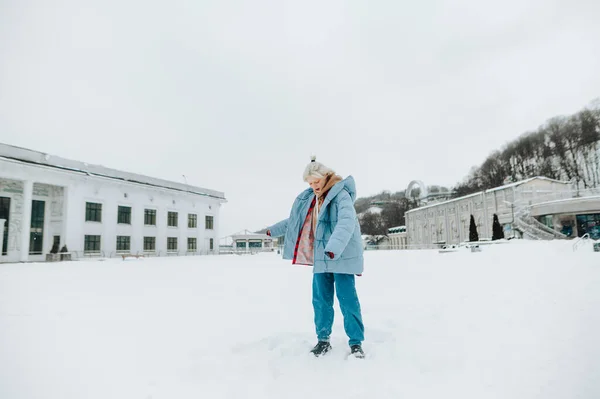 Vacker Hipster Flicka Varma Cassock Kläder Tillbringar Tid Snöig Gata — Stockfoto