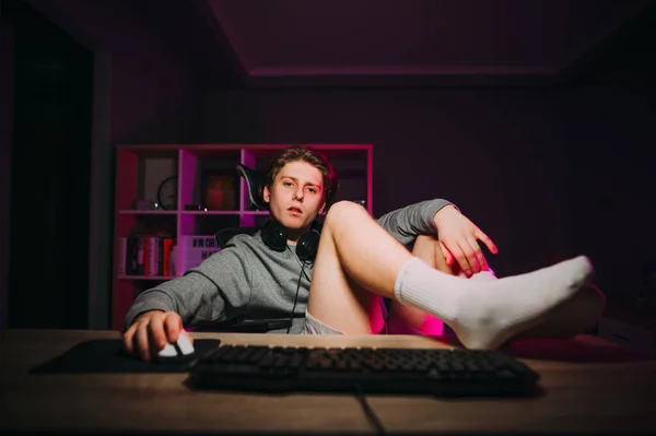 Killen Gamer Ligger Stol Med Fötterna Bordet Medan Spelar Datorn — Stockfoto