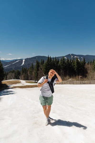 Tired Hiker Summer Casual Clothes Walking Mountains Spring Snow Backdrop — Stockfoto