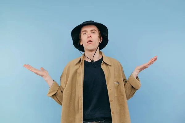 Confused Hipster Man Panama Head Shirt Stands Blue Background His — Foto de Stock