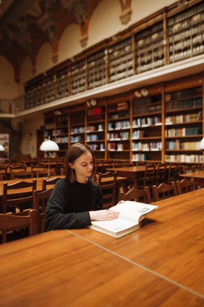 Жінка Сидить Наодинці Красивій Старій Публічній Бібліотеці Столом Читає Книгу — стокове фото