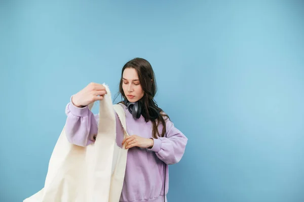 Mulher Atraente Roupas Casuais Com Eco Saco Mão Isolado Fundo — Fotografia de Stock