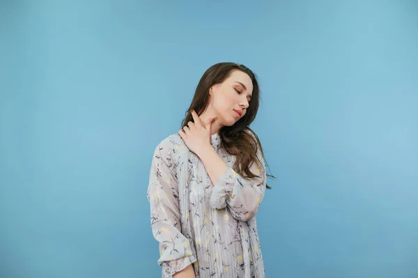 Mulher Gentil Bonito Vestido Isolado Fundo Azul Olhando Para Lado — Fotografia de Stock