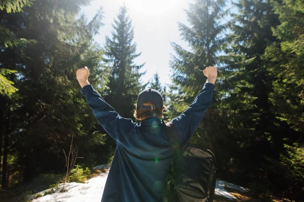 Back Male Tourist Casual Clothes Backpack Raised Hands Snowy Forest — Foto Stock