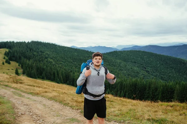 Caminhante Cansado Roupas Veado Ovas Fica Com Uma Mochila Nas — Fotografia de Stock