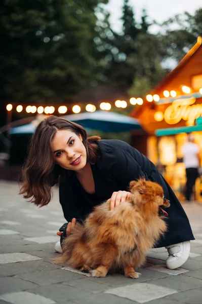 Vacker Kvinna Med Liten Hund Tillbringar Tid Promenad Tittar Kameran — Stockfoto