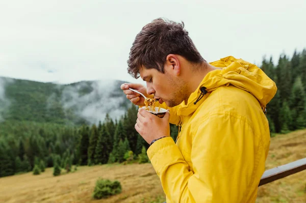 Caminhante Masculino Nas Montanhas Uma Caminhada Come Sopa Vermicelli Fundo — Fotografia de Stock