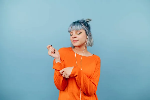 Cute Lady Colored Hair Orange Sweater Blue Background Dancing Closed — ストック写真