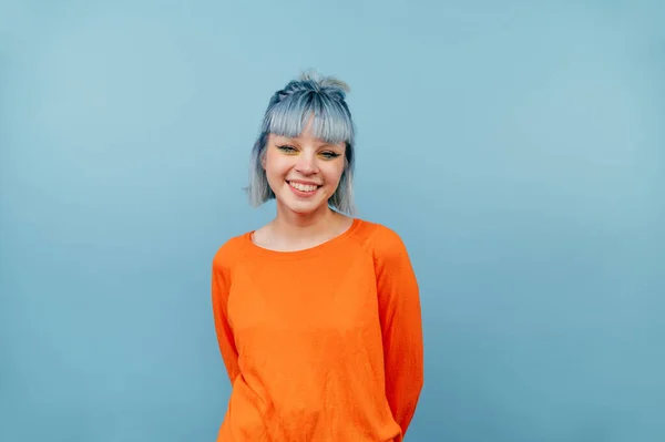 Sorrindo Hipster Menina Com Cabelos Coloridos Fica Fundo Azul Com — Fotografia de Stock