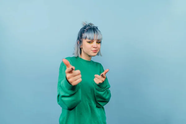 Cute Hipster Girl Green Sweatshirt Shows Fingers Camera Winks Smile — Stock Photo, Image