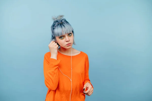 Beautiful Hipster Girl Green Sweater Colored Hair Listens Music Headphones — Stock Photo, Image