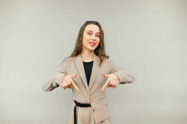 Positive Business Woman Suit Stands Beige Background Shows Finger Smile — Fotografia de Stock