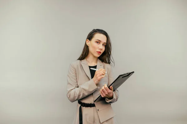 Mujer Negocios Seria Con Una Chaqueta Pie Con Una Tableta — Foto de Stock