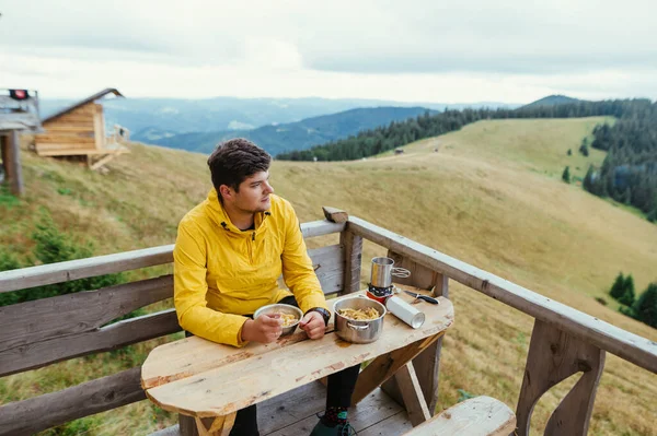 Turista Masculino Sentado Uma Mesa Terraço Nas Montanhas Comer Massas — Fotografia de Stock