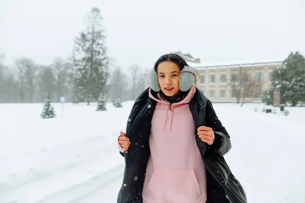 Θετική Ισπανίδα Μαύρο Παλτό Στέκεται Χειμερινό Πάρκο Και Ποζάρει Για — Φωτογραφία Αρχείου