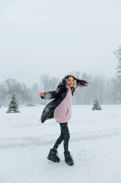 Χαρούμενη Κυρία Μαύρο Παλτό Στο Δρόμο Χειμώνα Κατά Διάρκεια Του — Φωτογραφία Αρχείου