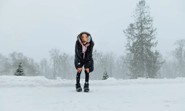 Joyful Woman Spends Time Park Snowfall Smile Her Face Walk — Stockfoto