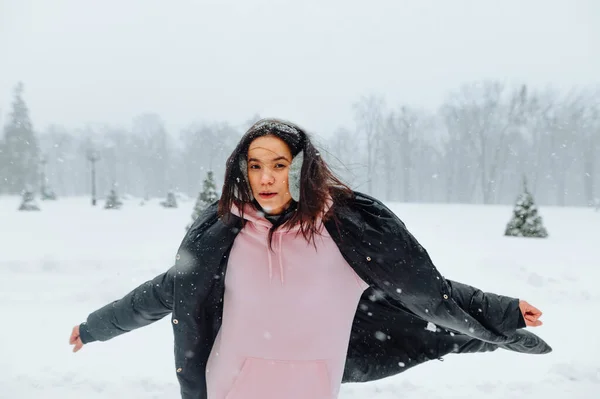 Söt Latinamerikansk Kvinna Varma Kläder Jublar Snön Gatan Bakgrunden Snöig — Stockfoto