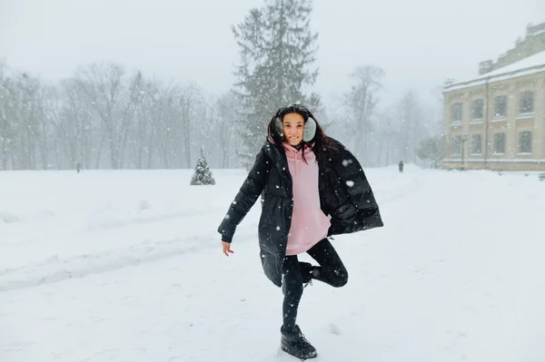 Ευτυχισμένη Γυναίκα Χειμωνιάτικα Ρούχα Χαζεύει Μια Βόλτα Στο Χιόνι Ένα — Φωτογραφία Αρχείου