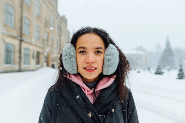 Χειμερινό Πορτρέτο Της Ελκυστικής Γυναίκας Ζεστά Ρούχα Χιονόπτωση Μια Βόλτα — Φωτογραφία Αρχείου