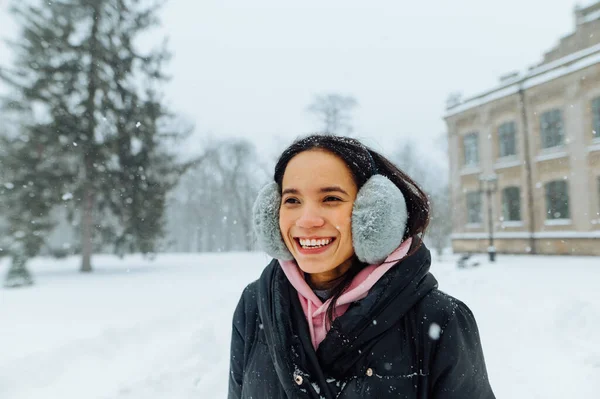 Πορτρέτο Της Χαρούμενης Λατίνας Χειμωνιάτικα Ρούχα Στο Πάρκο Μια Χιονισμένη — Φωτογραφία Αρχείου