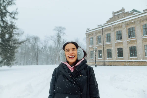 Glädjande Ung Kvinna Snygga Varma Kläder Gatan Vintern Tunga Snöfall — Stockfoto