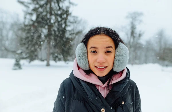 Mulher Bonita Casaco Preto Passa Tempo Livre Dia Nevado Inverno — Fotografia de Stock