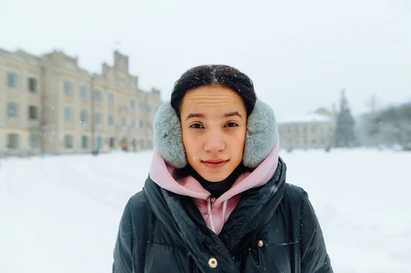 Attraktiv Kvinna Den Kalla Vintersäsongen Står Gatan Snöstorm Och Tittar — Stockfoto