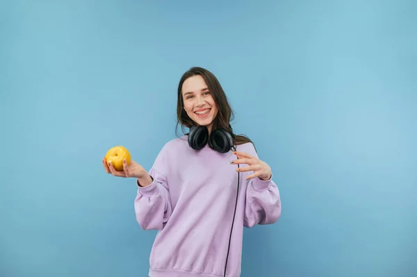 Mujer Alegre Ropa Casual Auriculares Alrededor Cuello Pie Sobre Fondo —  Fotos de Stock