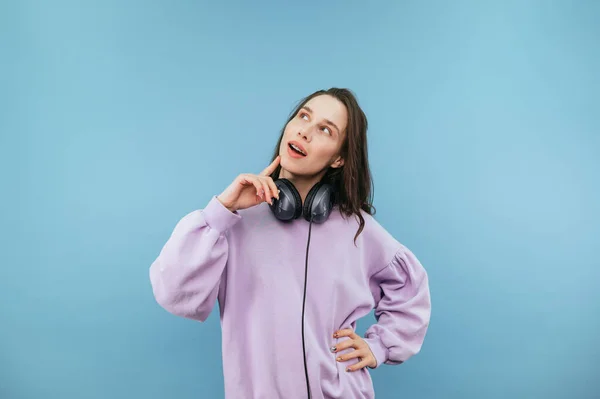 Portrait Pensive Woman Sweatshirt Headphones Her Neck Looks Side Thinks — Photo