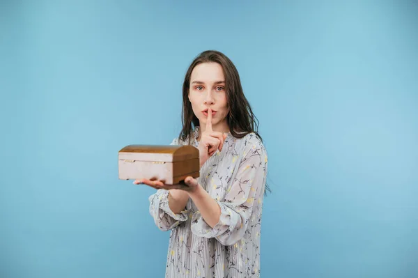 Beautiful Woman Dress Wooden Box Jewelry Stands Blue Background Looks — Stockfoto