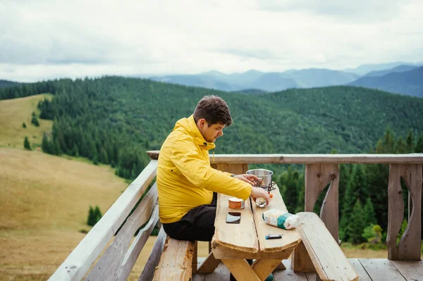 Homem Senta Uma Mesa Terraço Nas Montanhas Prepara Comida Queimador — Fotografia de Stock