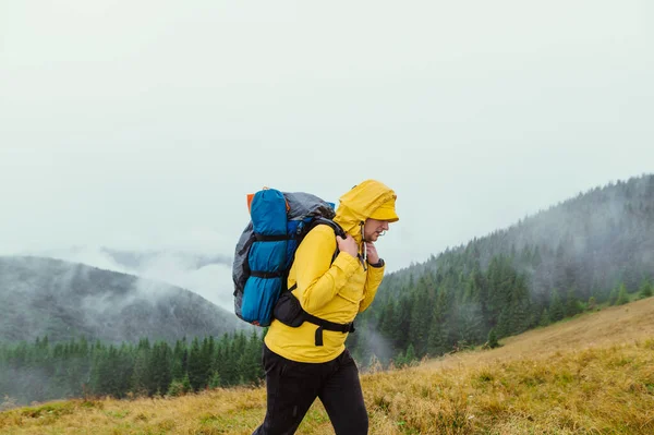 Hiker Yellow Jacket Backpack His Back Goes Mountains Rainy Cloudy — 스톡 사진