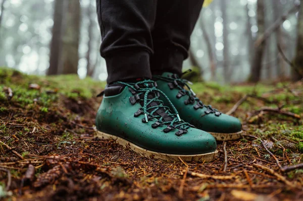 森の中の地面に立っている観光客のブーツに近い写真 — ストック写真