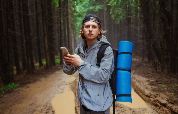 Üniversite kampüs kütüphanesinde okuyan çekici bir kız, ciddi bir yüzle masada oturan bir kitap okuyor..