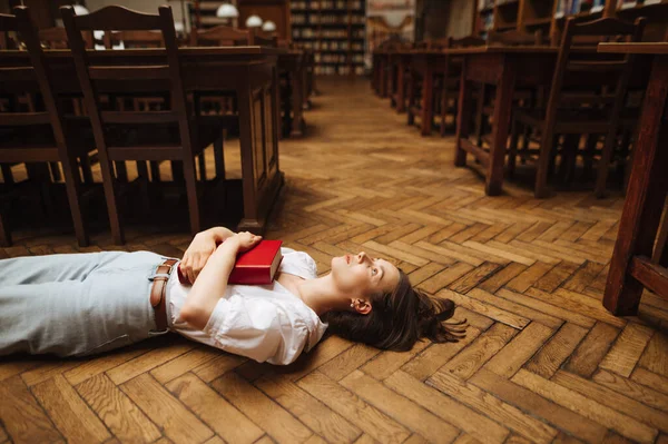 Приваблива Молода Дівчина Білій Блузці Лежить Першому Поверсі Бібліотеки Університетського — стокове фото