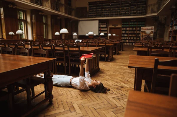 Студентка Лежить Базі Публічної Старої Бібліотеки Читає Книгу — стокове фото
