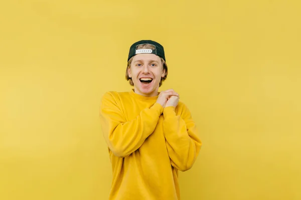 Χαρούμενος Νεαρός Καπέλο Στέκεται Κίτρινο Φόντο Κοιτάζει Την Κάμερα Και — Φωτογραφία Αρχείου
