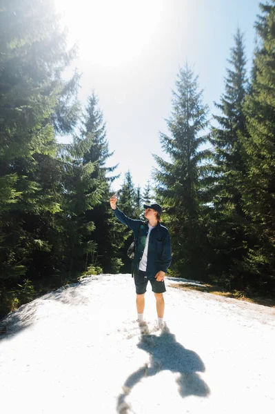 Ένας Νεαρός Τουρίστας Ελαφρά Καθημερινά Ρούχα Στέκεται Στα Βουνά Στο — Φωτογραφία Αρχείου