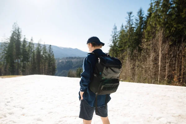 Guy Casual Clothes Backpack His Back Standing Snow While Walking — Zdjęcie stockowe