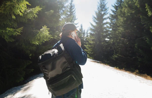 Back Male Tourist Backpack Walk Snow Spring Mountains Resort Talking — Stok fotoğraf