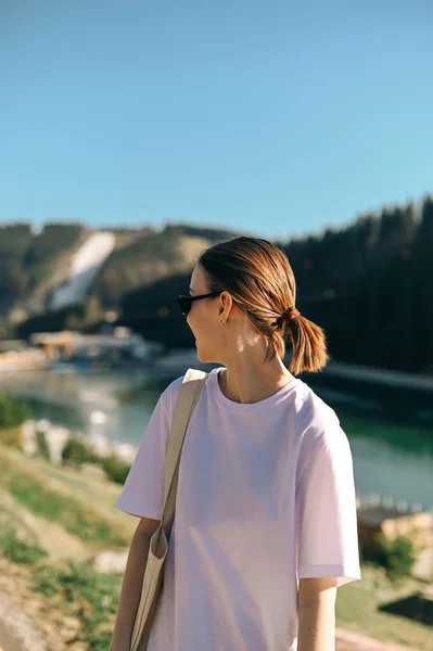 Positive Woman Standing Mountains Resort Sunny Summer Day While Walking — Foto de Stock