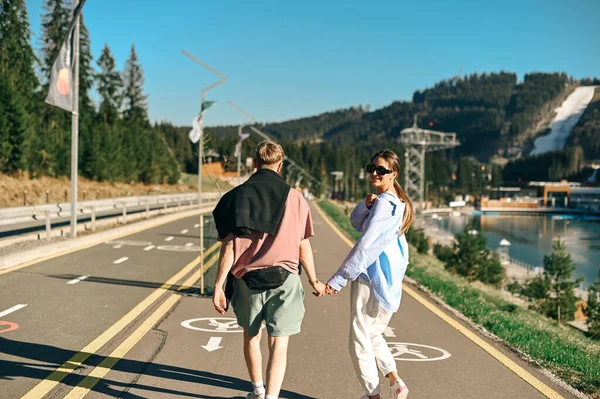 リゾートで夏の山の散歩にスタイリッシュな人々の美しいカップル — ストック写真