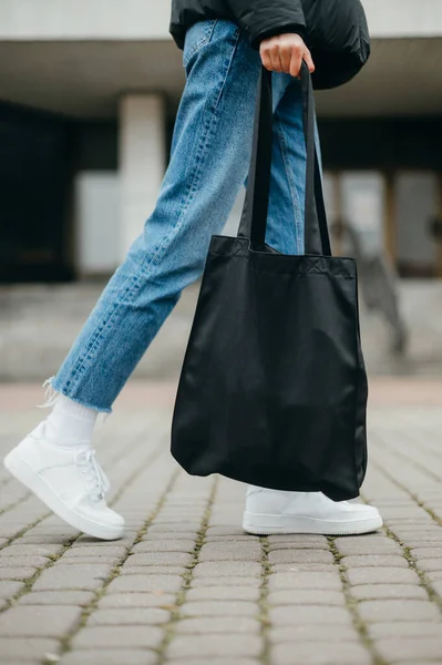 Close Photo Female Legs Sneakers Bag Hand Walk — Foto Stock