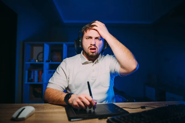 Shocked Adult Man White Shirt Works Night Home Computer Dark — Zdjęcie stockowe