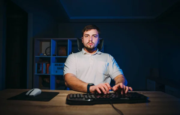 Hombre Adulto Guapo Una Camiseta Blanca Sienta Por Noche Computadora — Foto de Stock