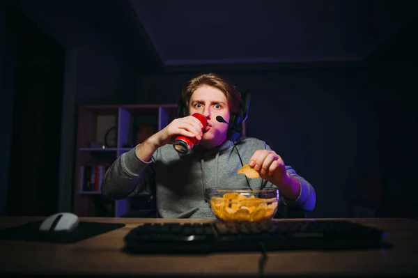 Emotional Guy Gamer Shocked Face Playing Online Games Computer Drinking — Stockfoto