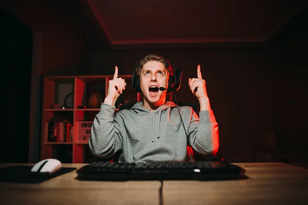 Wesoły Facet Gracz Słuchawki Gry Online Domu Komputerze Wskazując Kciuki — Zdjęcie stockowe